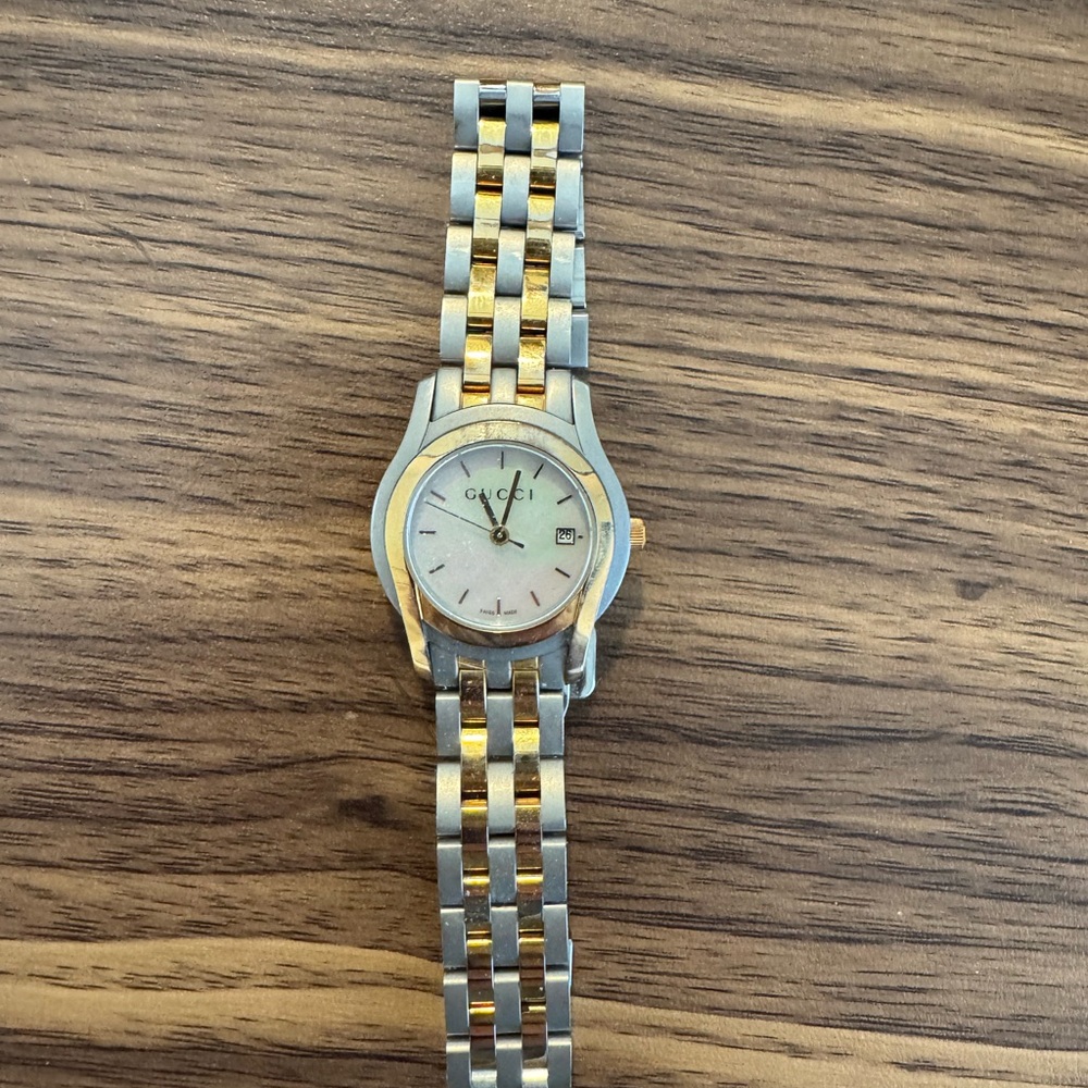 Vintage Gucci 5500L Women’s Two-Tone Watch | Swiss Made | Mother-of-Pearl Dial